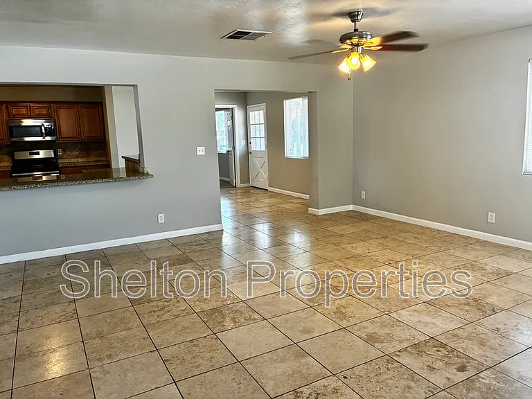 1041 W 18th St — Photo 3