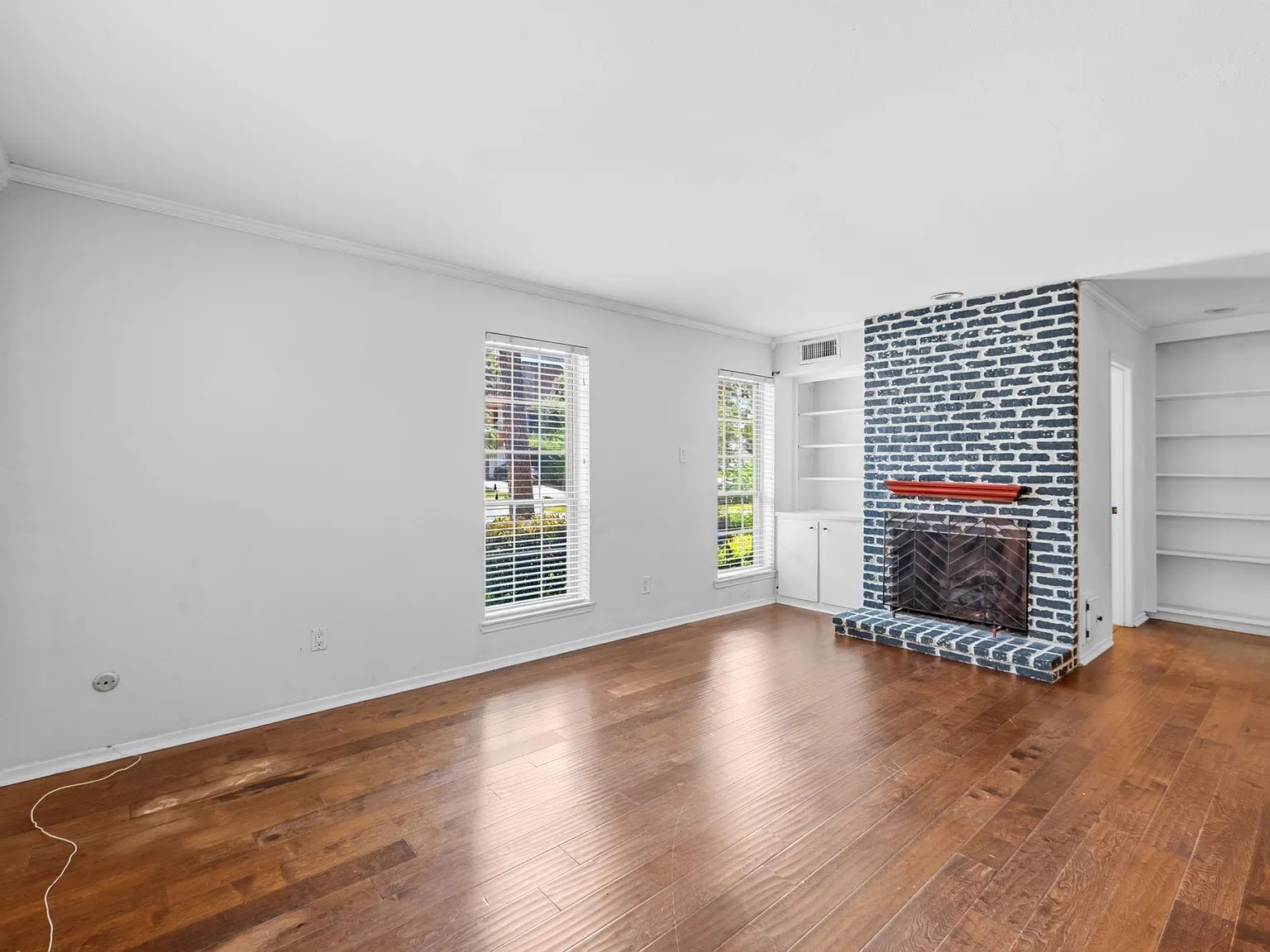 2 bed, 2.5 bath, 1300 sqft, $2,300 — Photo 3