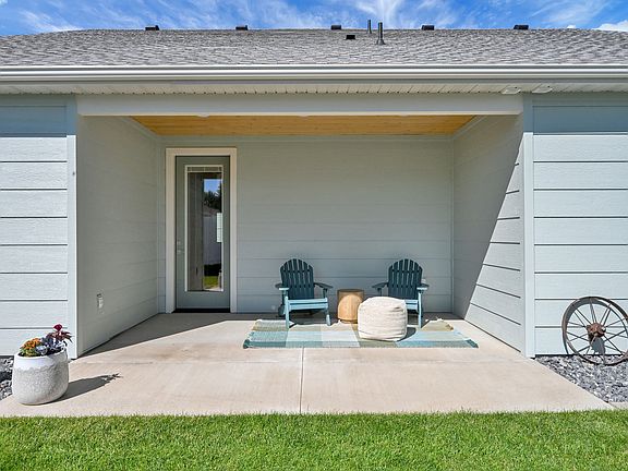 3rd image of 76 Springs Ln