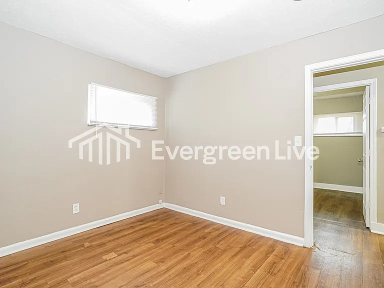 2412 Century Dr — Photo 10