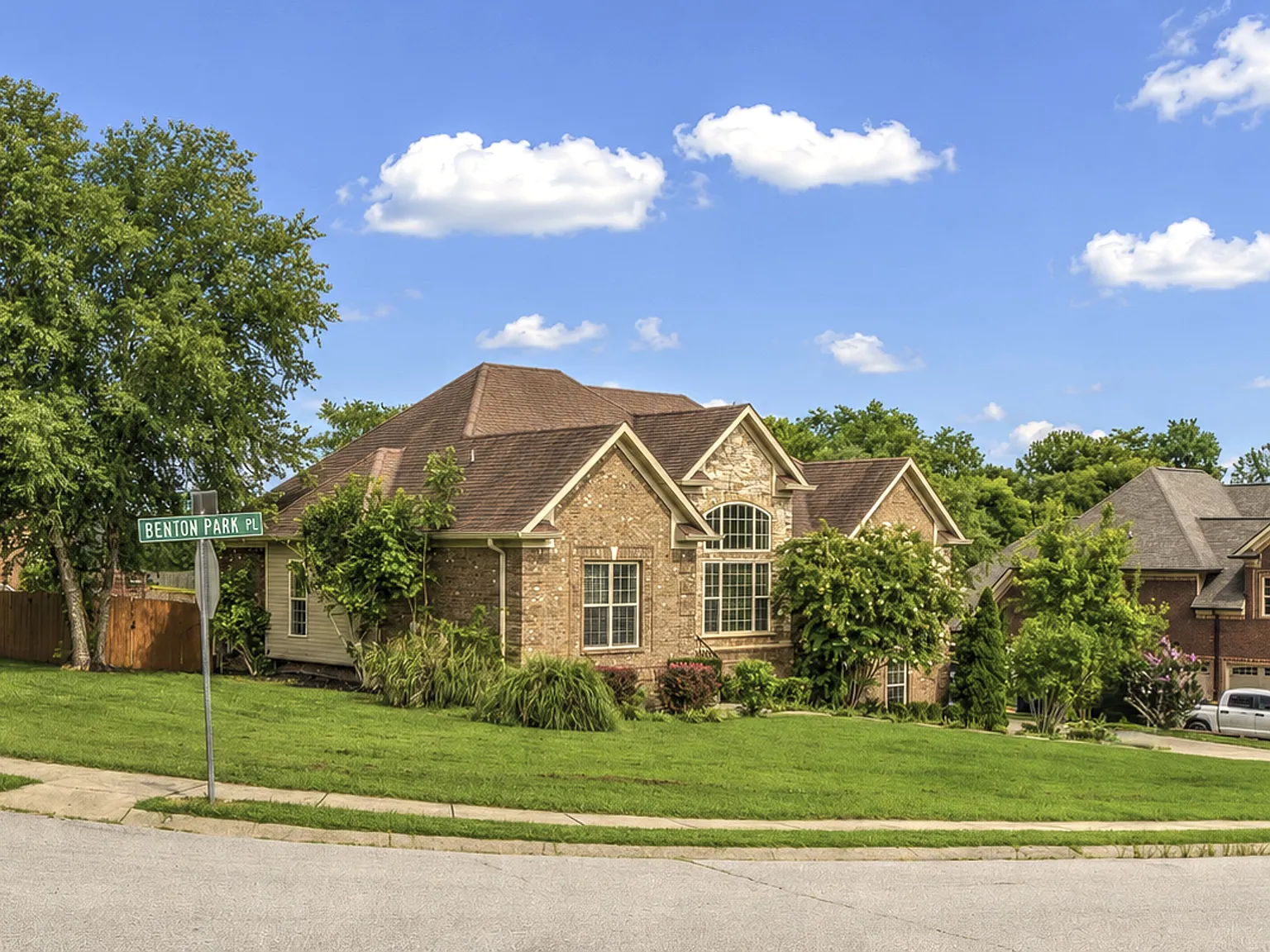 5 bed, 2882 sqft, $3,000 — Photo 2