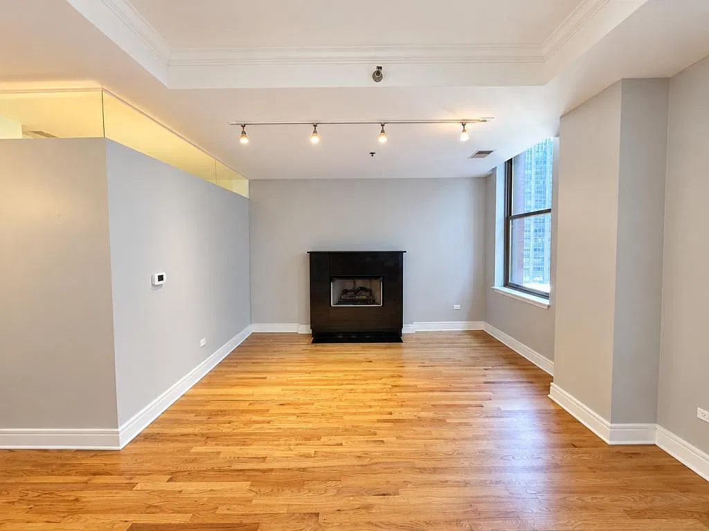 212 W Washington St, Unit 1702 — Photo 4