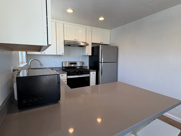 1829 Kinsley St — Photo 11