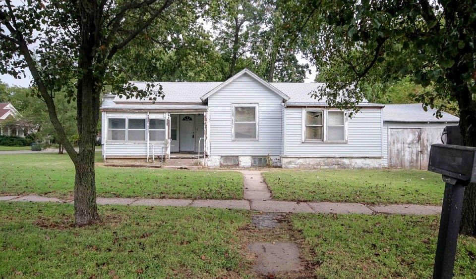 1st image of 824 W 1st St