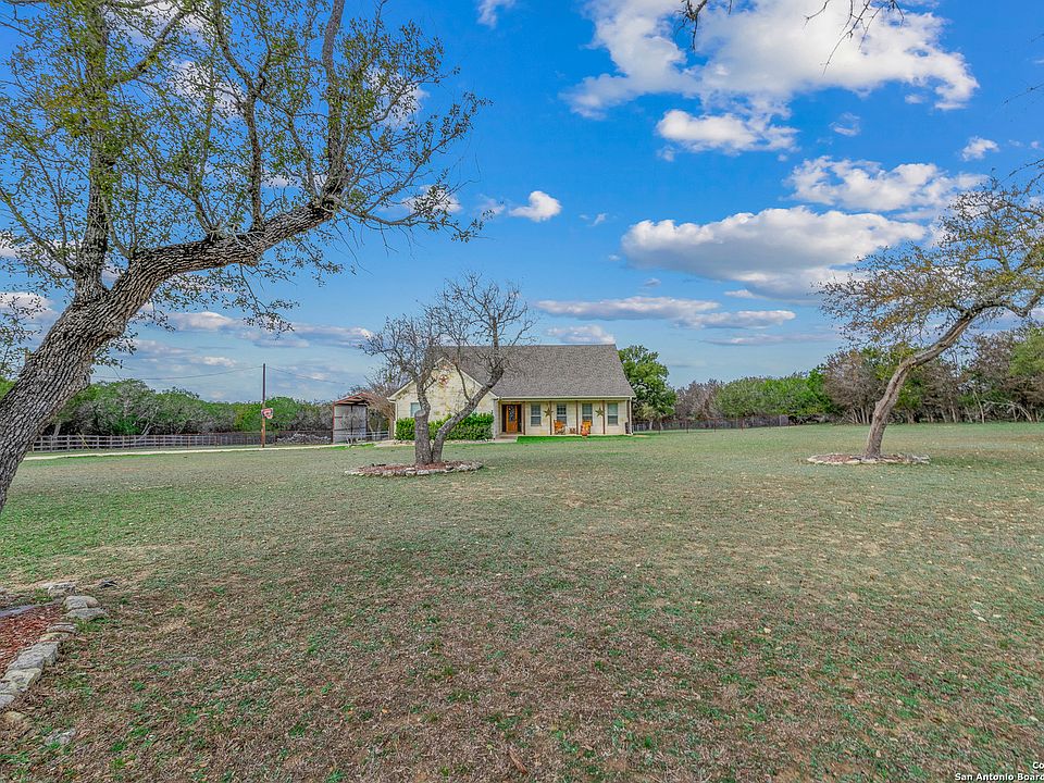 1st image of 834 ESTATES DR