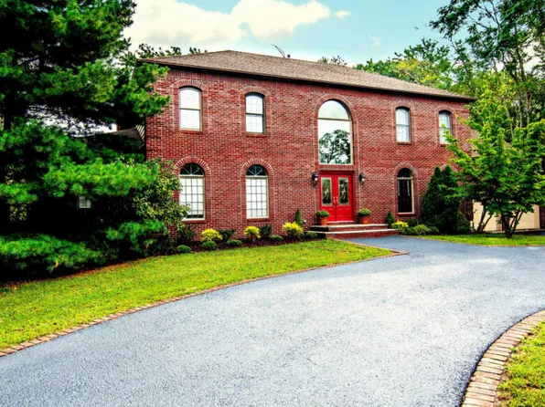 5 Louise Weltz Ln, Oakhurst, NJ 07755