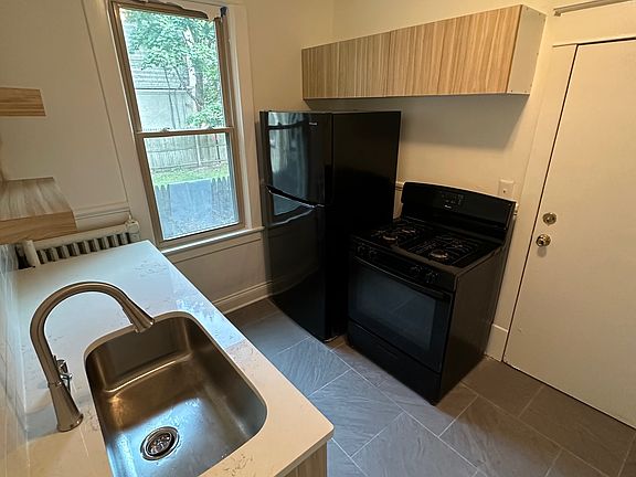 5th image of 2105 E Kenwood Blvd #A