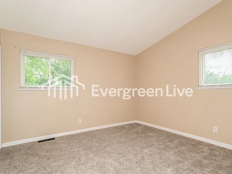 285 Versailles Dr — Photo 13