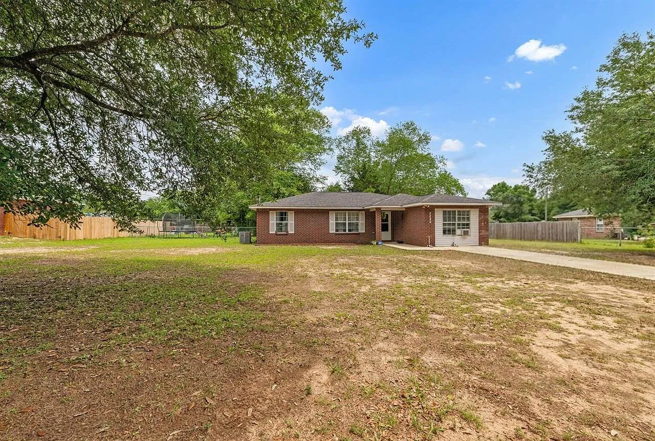 3 bed, $1,900 — Photo 1