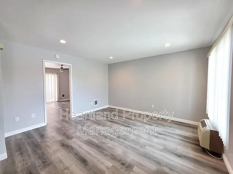 Building Photo - 4879 Parks Ave #3