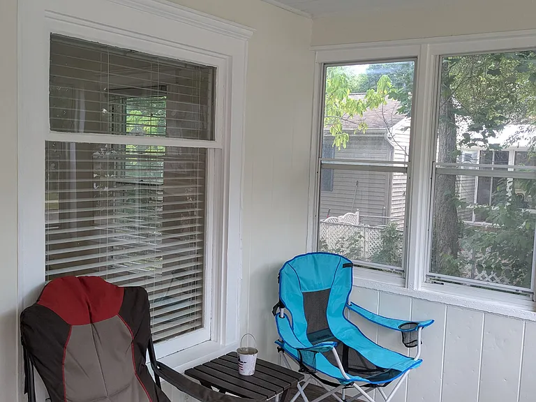 Front Screened Porch
(Chairs not included)