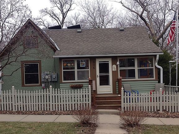 2nd image of 806 Water St S