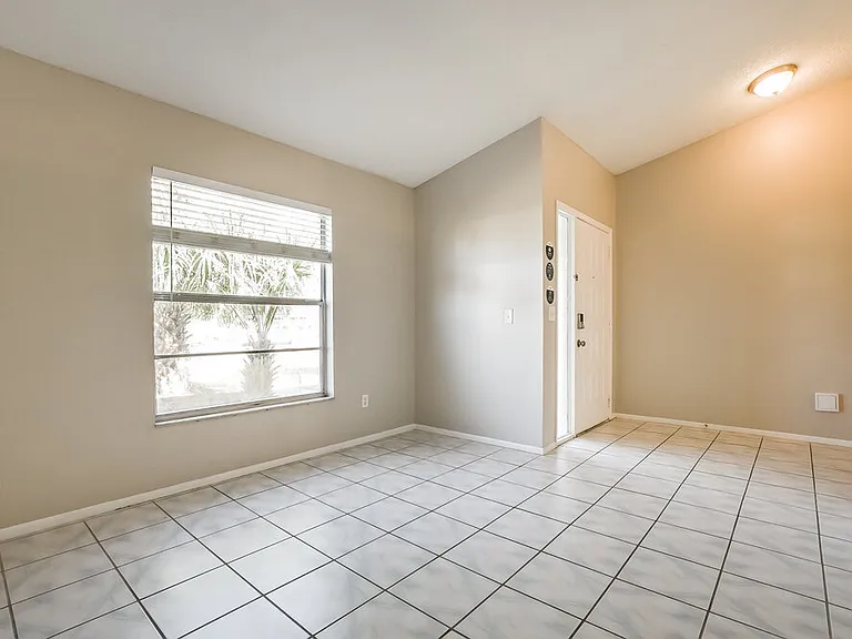 520 Elmwood Ct — Photo 4
