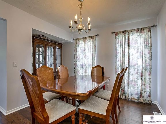4th image of 14838 Ruggles St