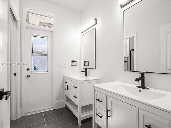 5th image of 2611 Oakbrook Ct