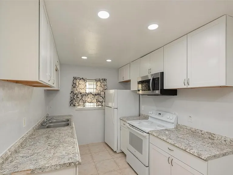 2529 Belmont Ave — Photo 7