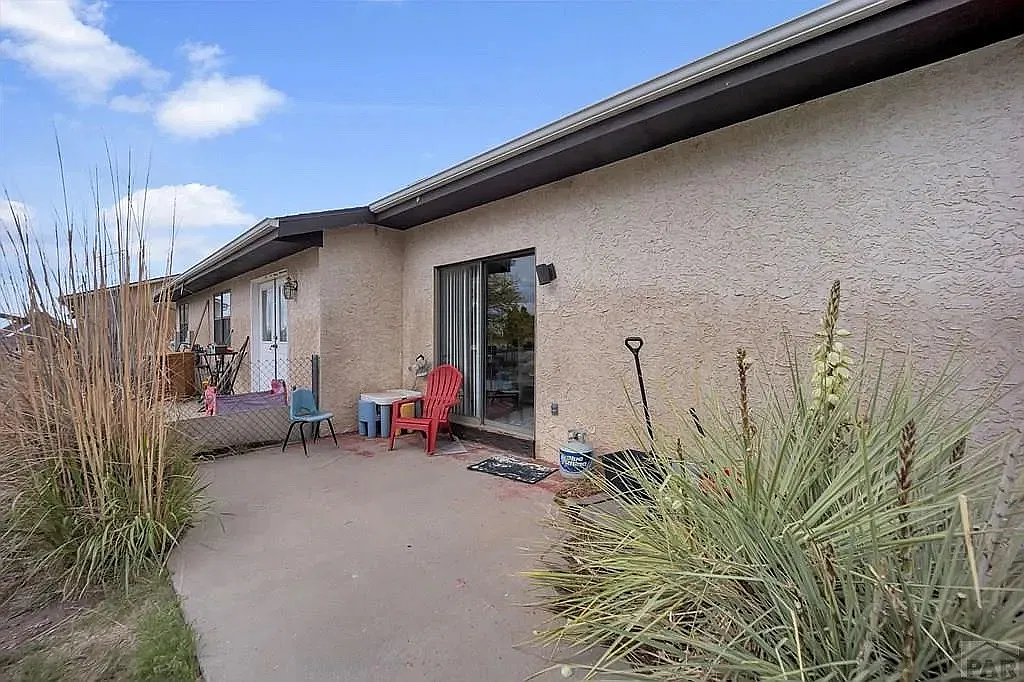 992 S Elbow Dr — Photo 2