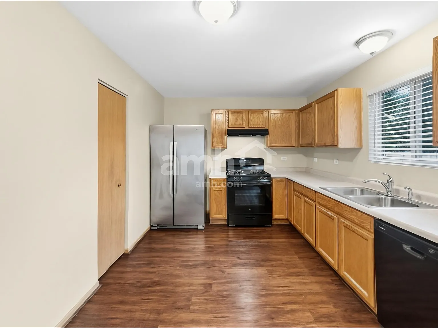 3 bed, 2.5 bath, 2460 sqft, $3,175 — Photo 3