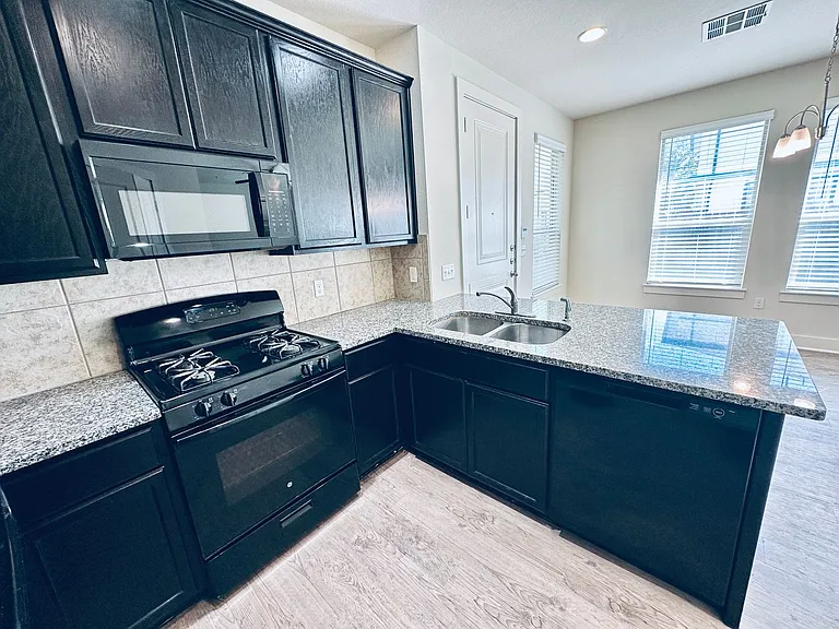2216 Creekside Ln — Photo 8