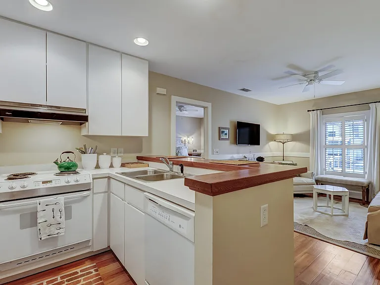 405 E Perry St — Photo 8