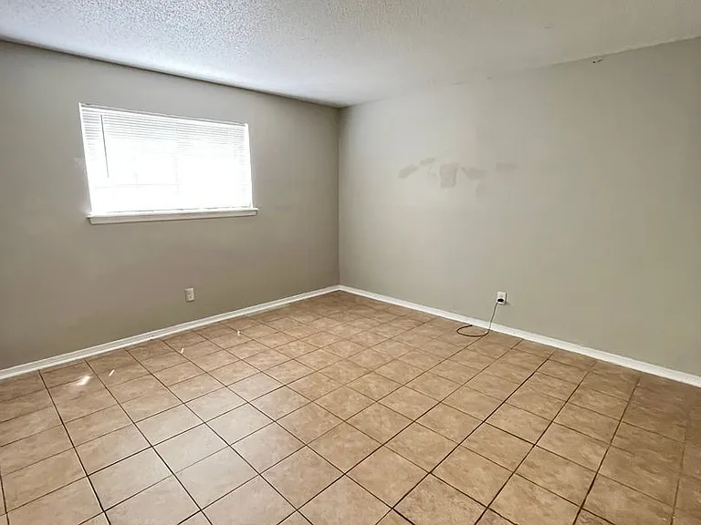 1 Bed 1 Bath Downstairs Unit — Photo 7