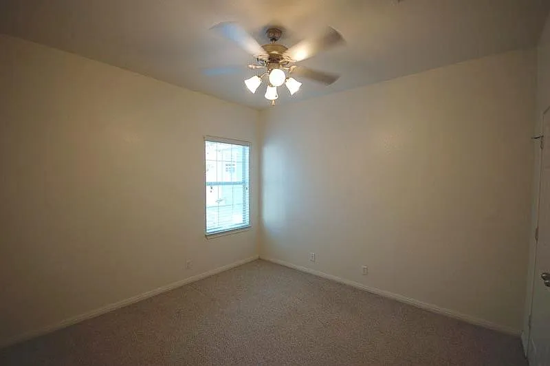 2 bed, 1.0 bath, 1200 sqft, $1,800 — Photo 4
