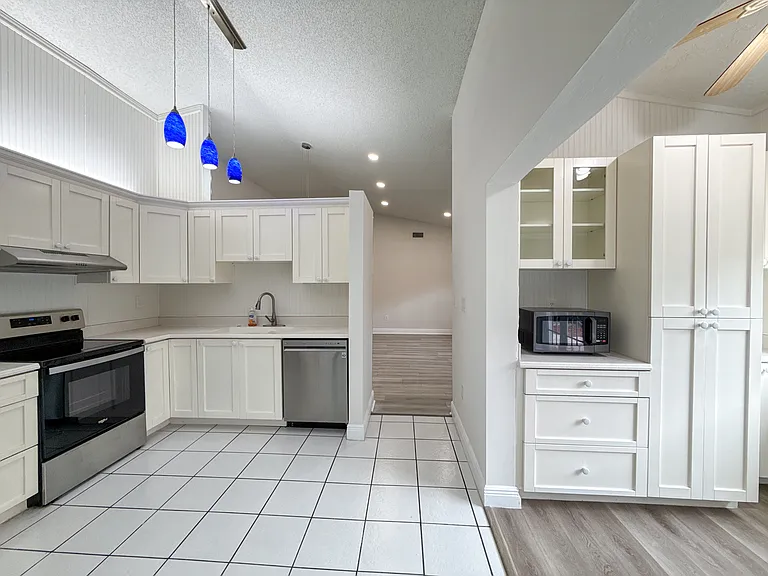 5851 Bristol Ln — Photo 11