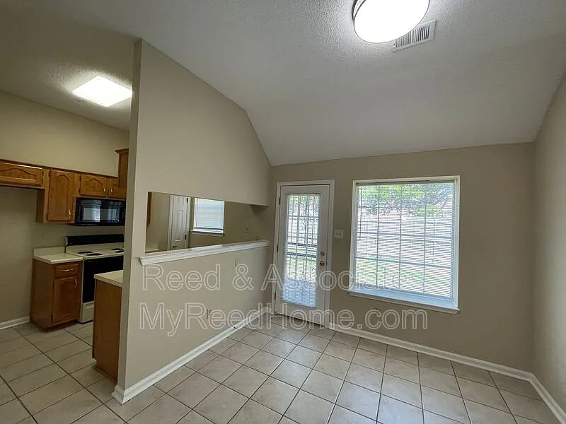 3 bed, 2.0 bath, 1330 sqft, $1,490 — Photo 4