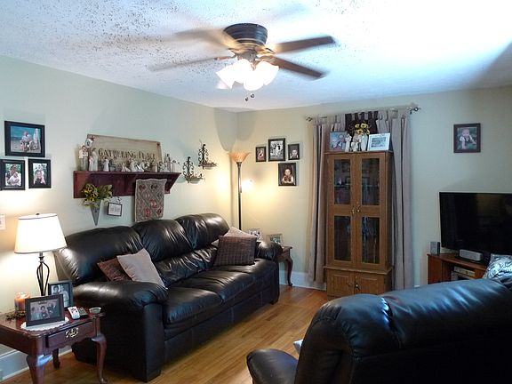 3rd image of 912 Magnolia Ln
