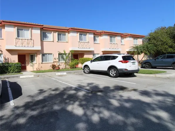 812 NW 208th Cir, Pembroke Pines, FL 33029