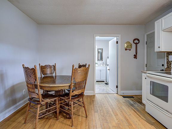4th image of 3415 Greenwood Dr