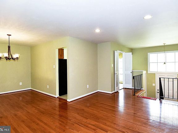 4th image of 2453 Villanova Dr