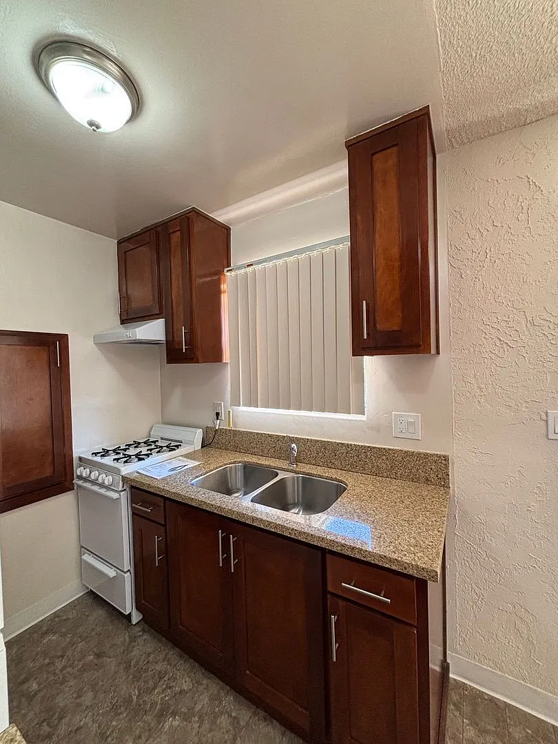 1-Bedroom In Torrance | All Utilities Included | Only $950 Deposit! — Photo 2