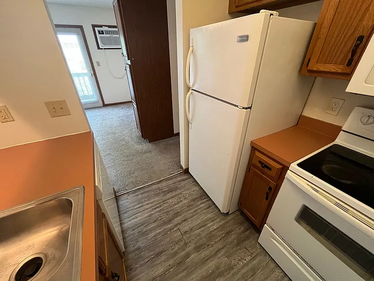 Leslie Manor Apartments — Photo 4