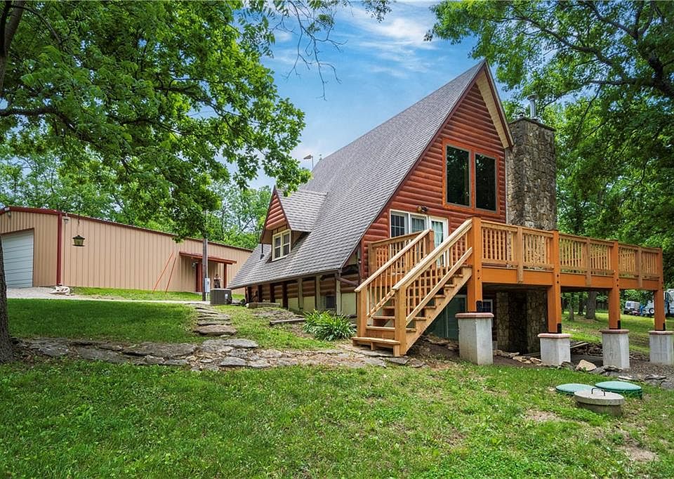 1st image of 429 SE Lakeside Dr