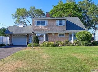 33 Glazer Ln, Levittown, NY 11756
