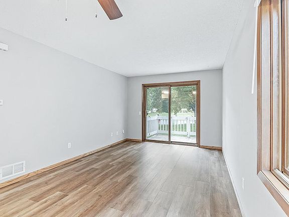3rd image of 435 Whispering River Ln
