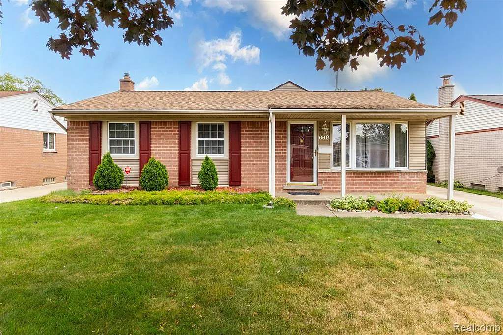 3 bed, 1.0 bath, 2249 sqft, $2,400 — Photo 1