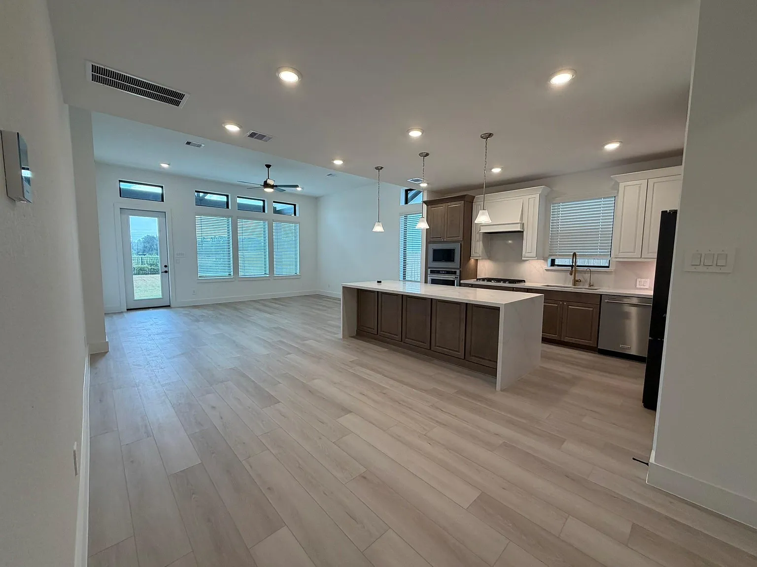 3 bed, 3.0 bath, 1979 sqft, $2,750 — Photo 2