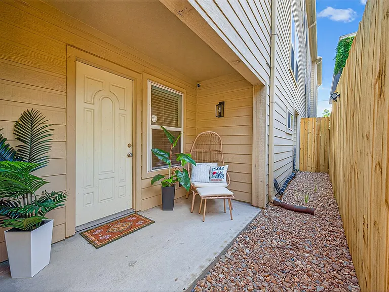 1505 Wentworth St — Photo 23