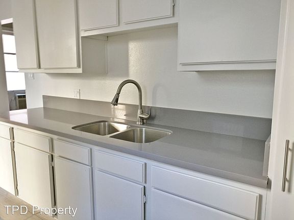 3rd image of 425 S Detroit St APT 105