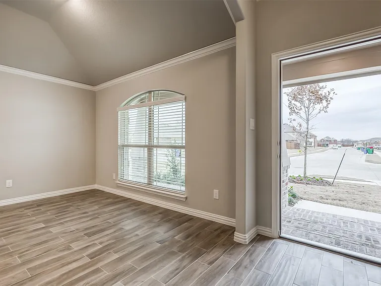 638 Devonshire Ln — Photo 6