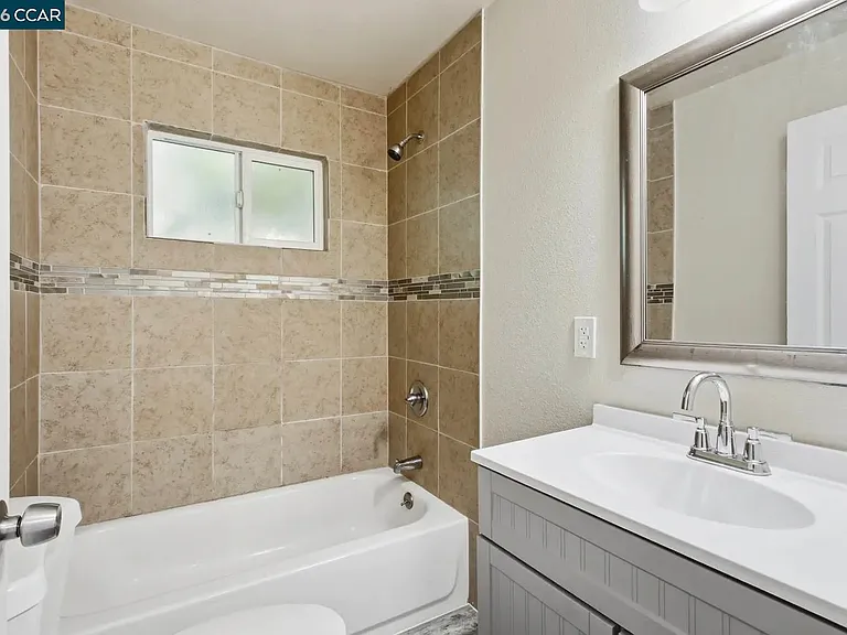 2225 E Myrtle St — Photo 11