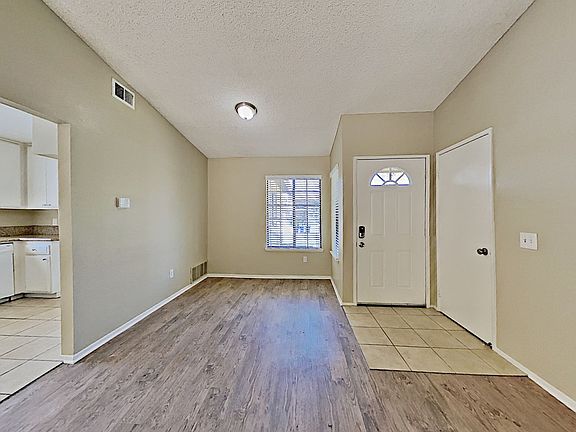 4th image of 14897 Suzanne Dr