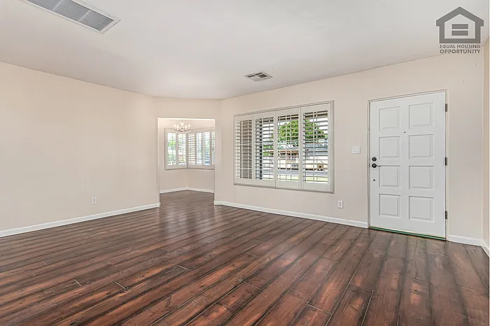 3 bed, 3.0 bath, 2049 sqft, $2,695 — Photo 4