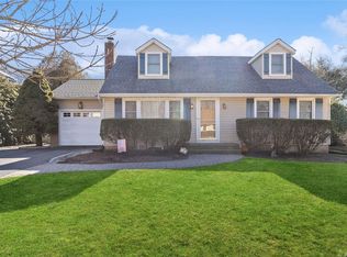 6 Barclay St, Huntington Station, NY 11746