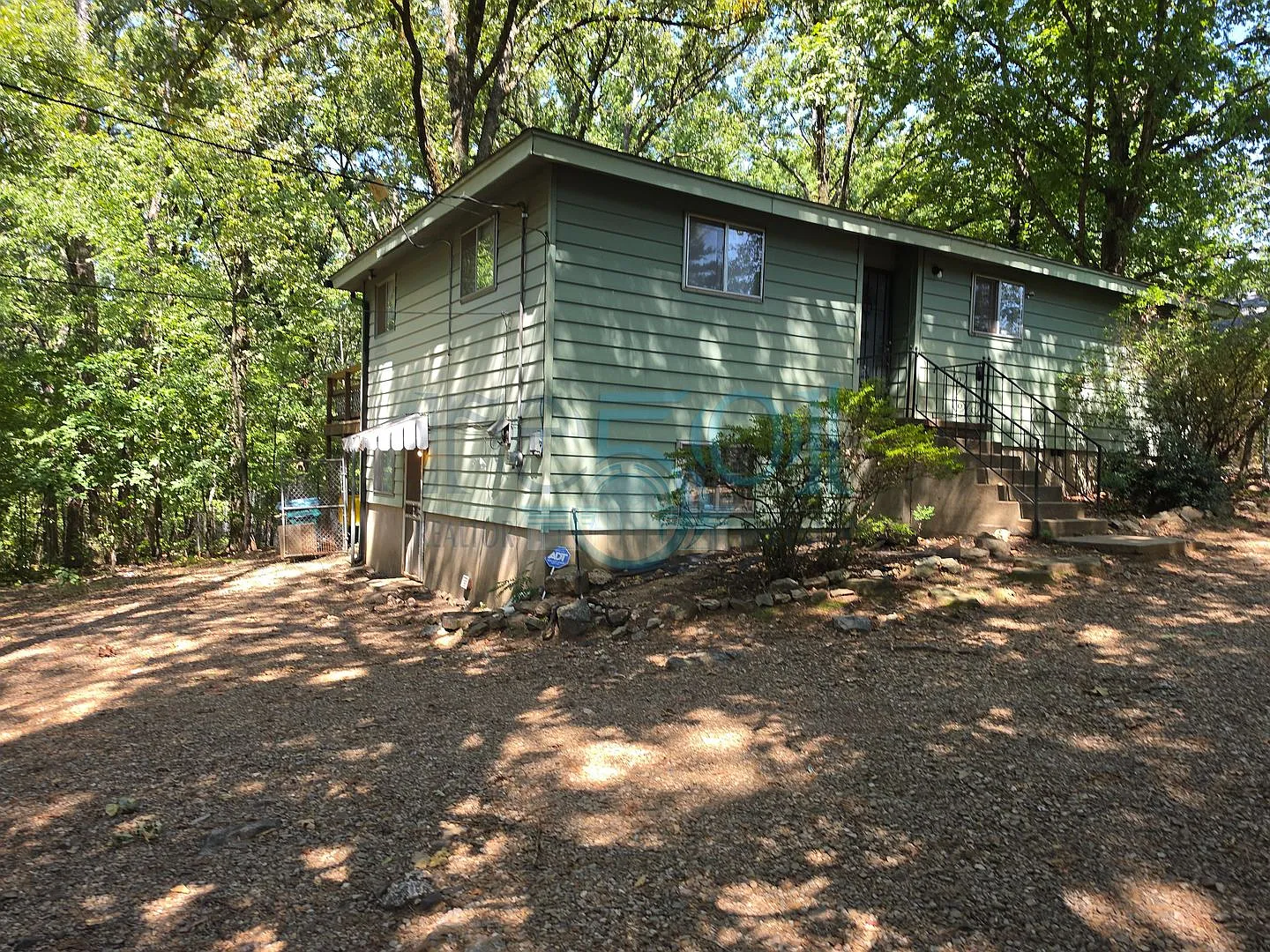 Secluded 3 Bedroom 2 Bathroom House in the City! — Photo 2