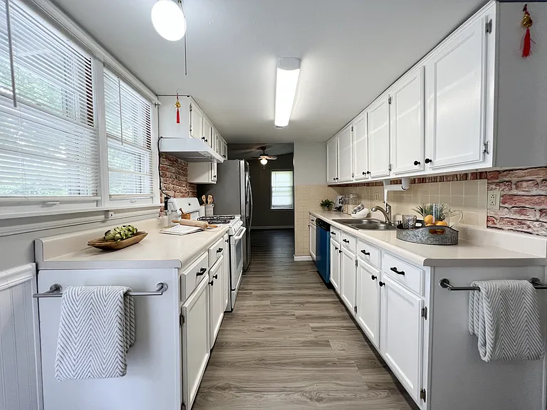 615 Crest Ct — Photo 11