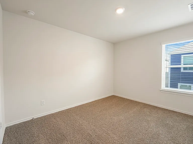 138 Hamilton Dr — Photo 4