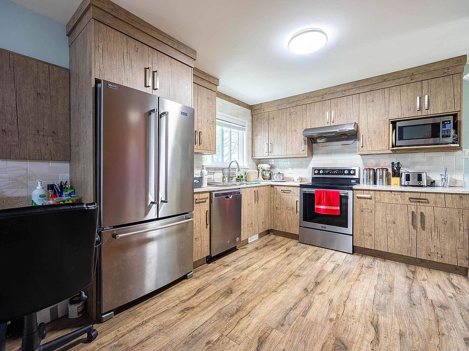 2nd image of 2519 Magnolia Cres